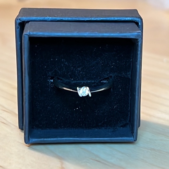 🔥Genuine .12tdw 10KT White Gold Diamond Ring size 8 - Picture 11 of 14